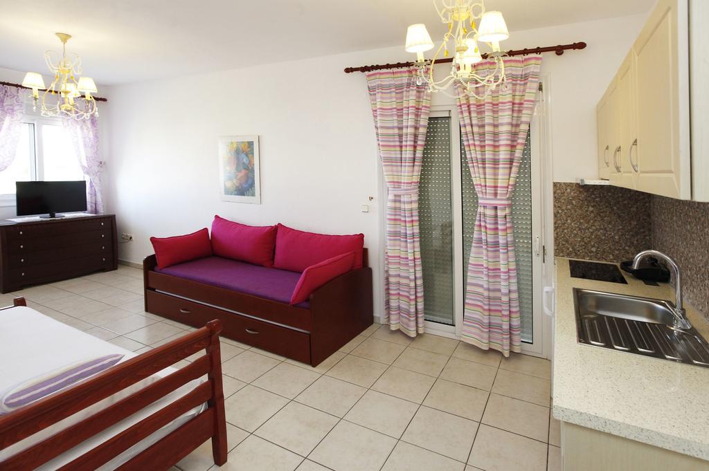 Nereids Apartments And Studios Chrisi Ammoudia Exteriör bild