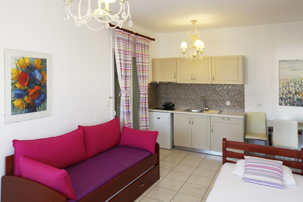 Nereids Apartments And Studios Chrisi Ammoudia Exteriör bild