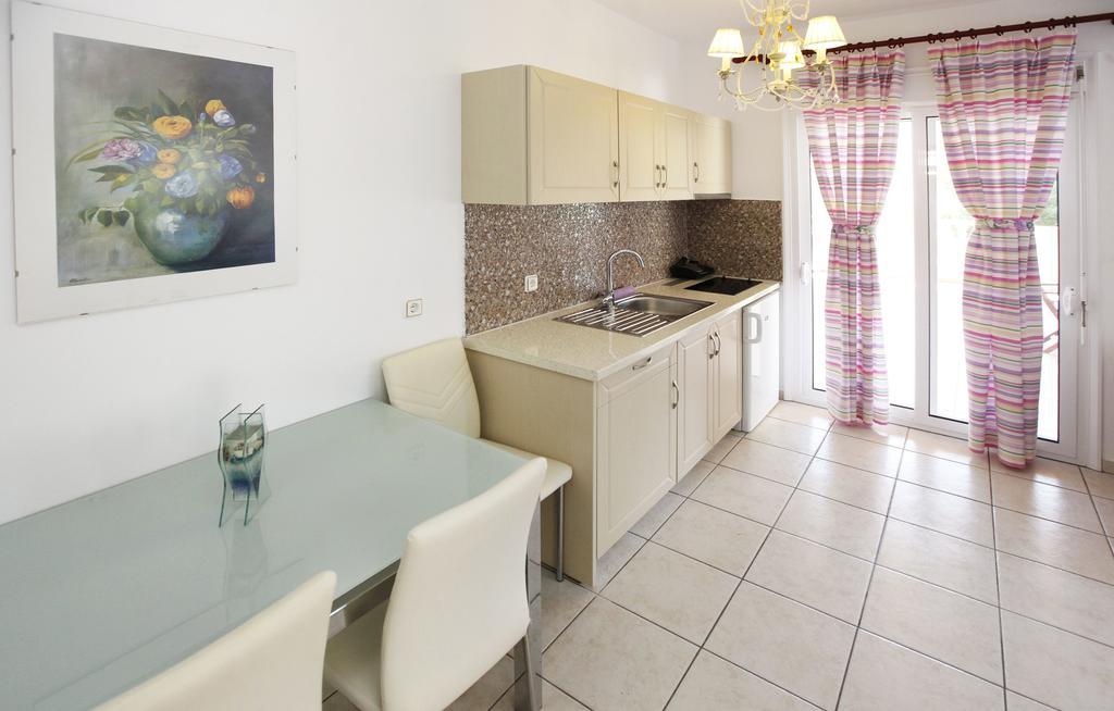 Nereids Apartments And Studios Chrisi Ammoudia Exteriör bild