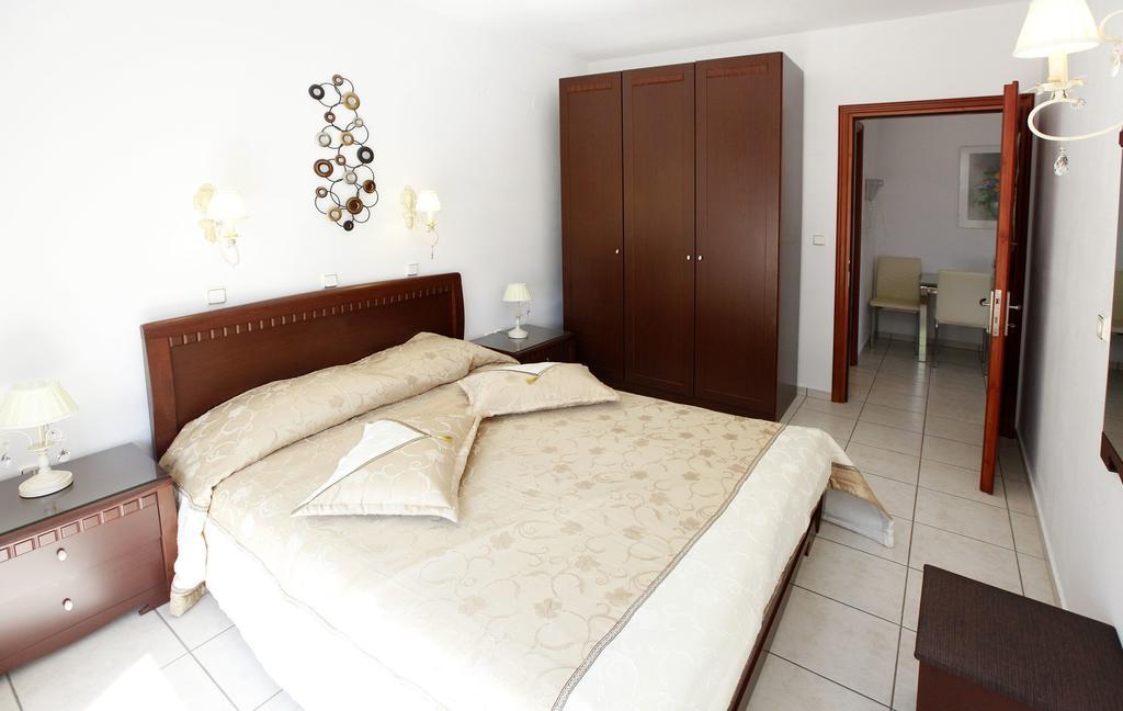 Nereids Apartments And Studios Chrisi Ammoudia Exteriör bild