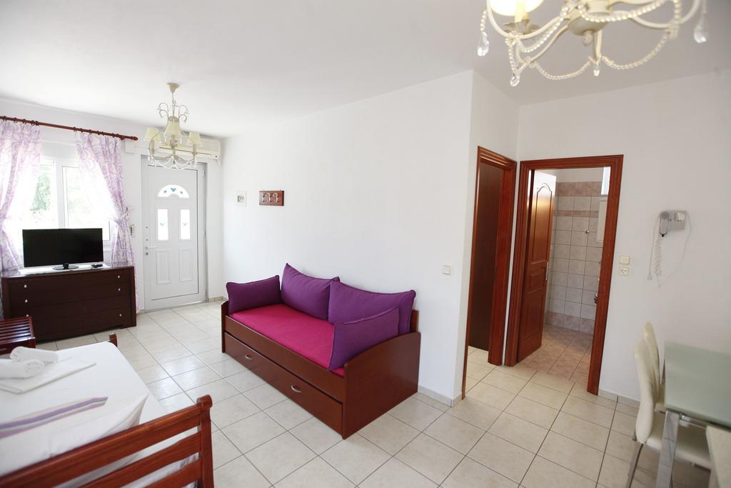 Nereids Apartments And Studios Chrisi Ammoudia Exteriör bild