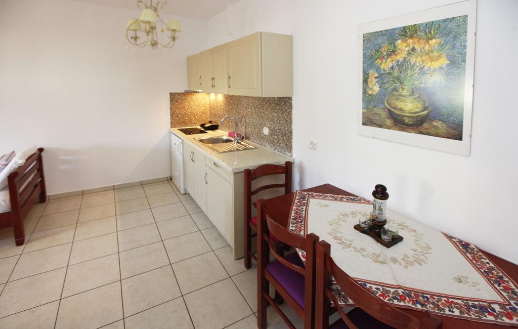 Nereids Apartments And Studios Chrisi Ammoudia Exteriör bild
