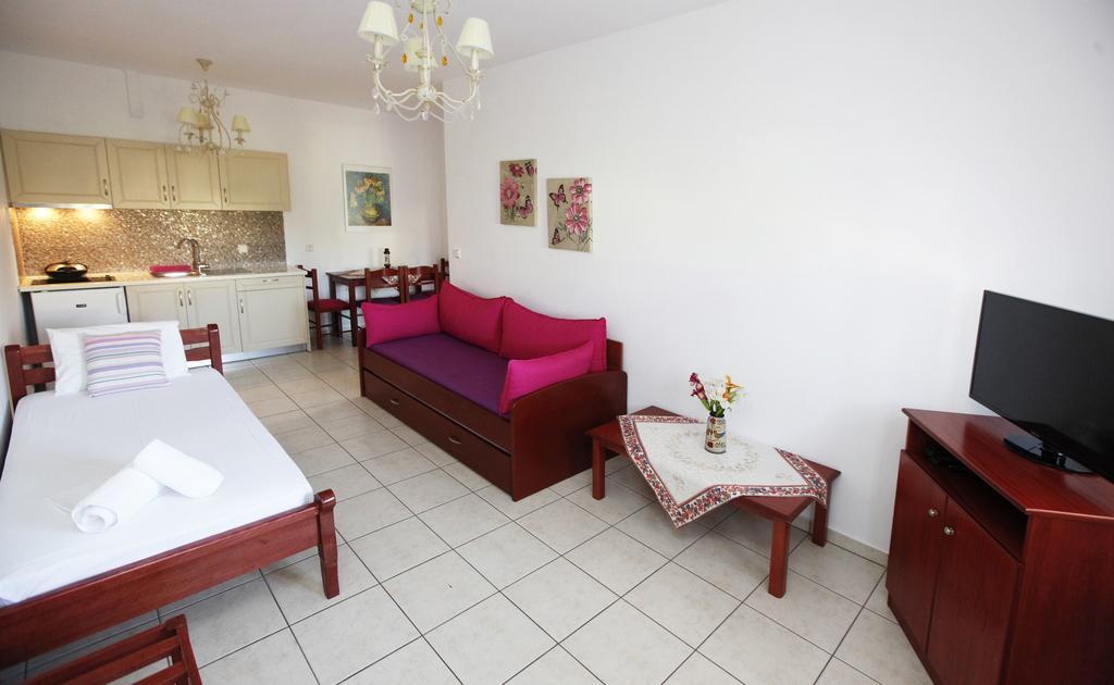 Nereids Apartments And Studios Chrisi Ammoudia Exteriör bild