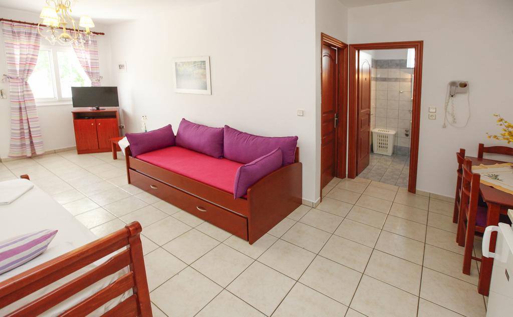 Nereids Apartments And Studios Chrisi Ammoudia Exteriör bild