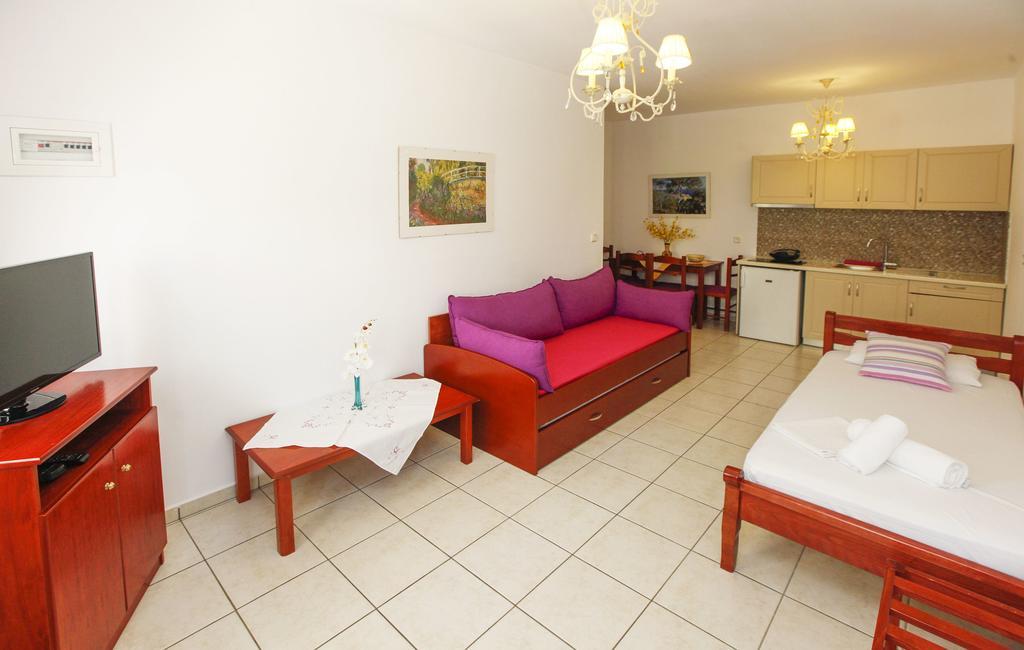 Nereids Apartments And Studios Chrisi Ammoudia Exteriör bild